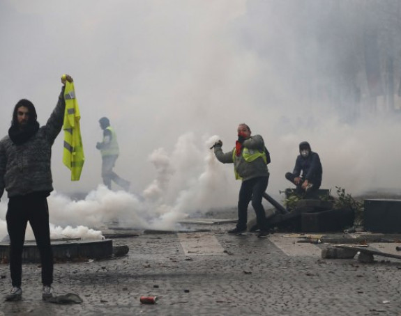 Makron osudio napade na policiju