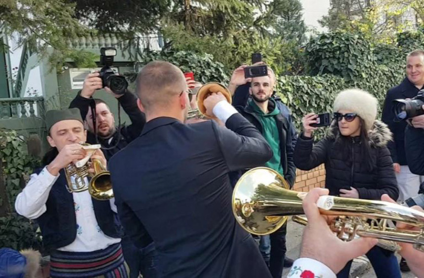 Zahuktava se slavlje: Veljko časti trubače