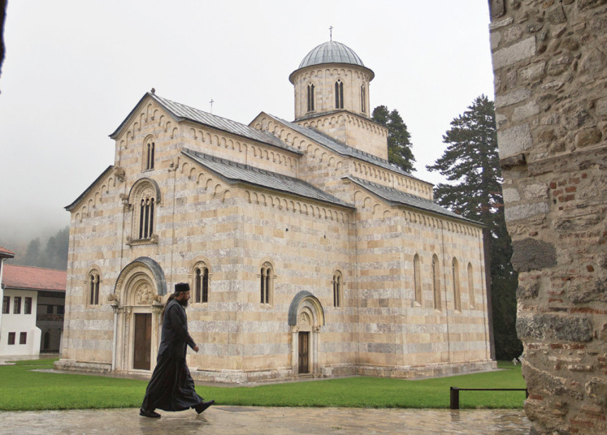 Полиција монасима забранила улазак на Космет