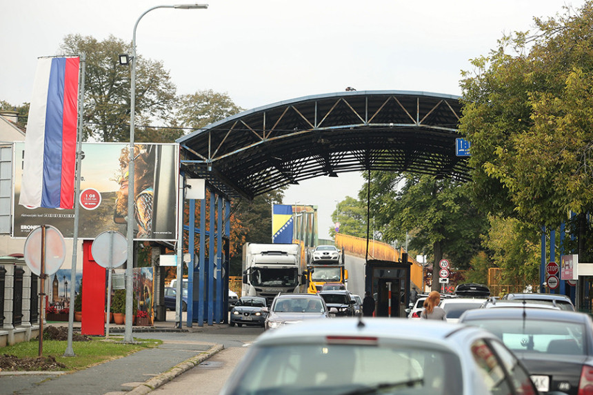 Vozači, gužve na prelazima sa Hrvatskom 