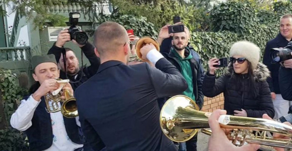 Zahuktava se slavlje: Veljko časti trubače