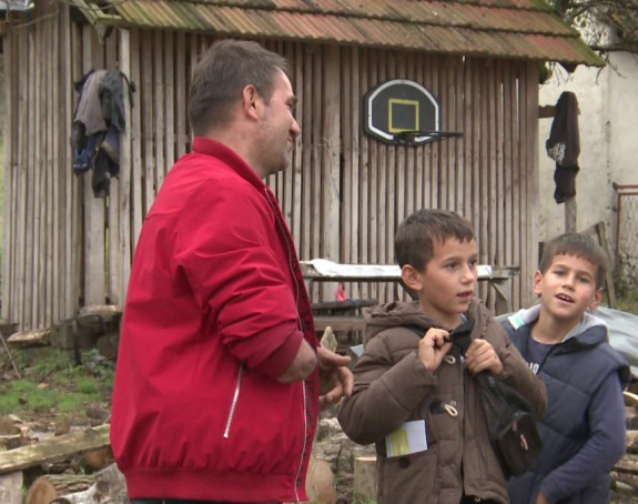 Život samohranog oca sa dva sina u trošnoj kućici