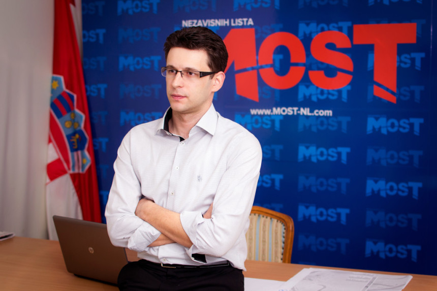 Hrvatska: Božo Petrov pada sa "Mosta"