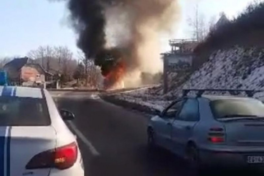 ЦГ: Изгорио аутобус, дјеца спасена