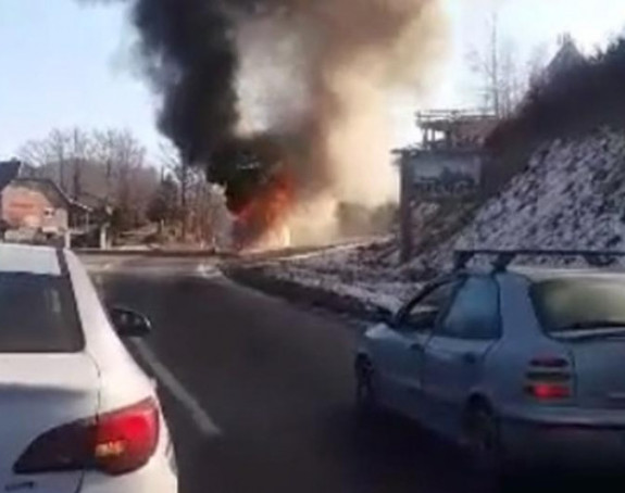 ЦГ: Изгорио аутобус, дјеца спасена