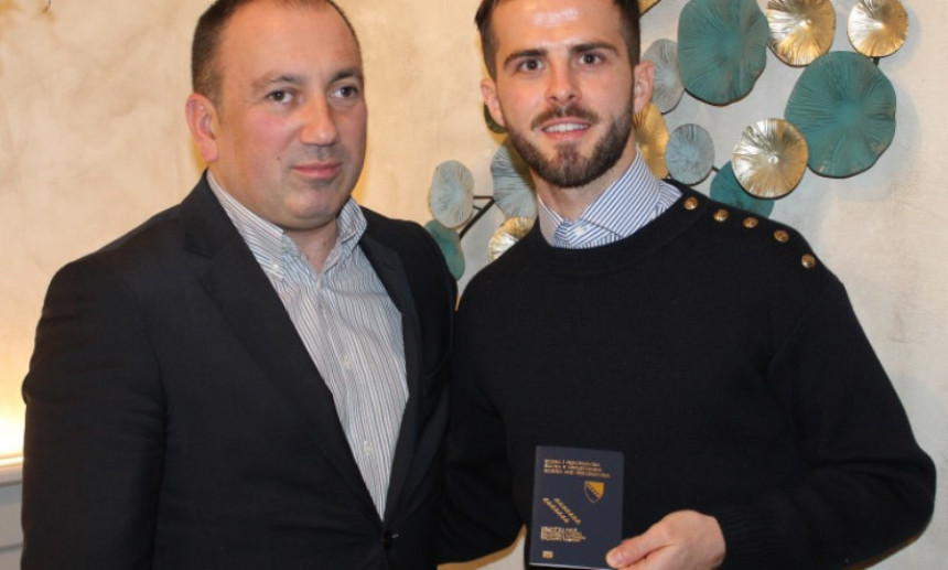 Diplomatski pasoš Miralemu Pjaniću