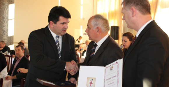 Lopare: Savić uručio priznanje