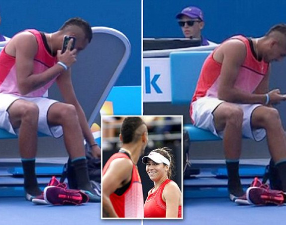 АО - видео: Лудило! Телефонирао усред меча!