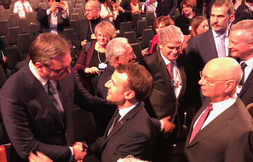 Srdačan susret Vučića i Makrona