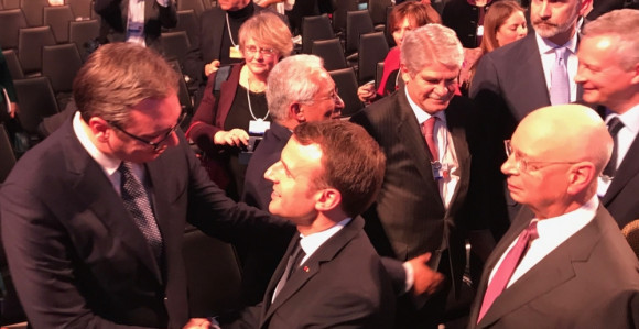 Srdačan susret Vučića i Makrona