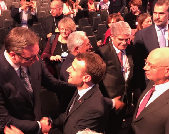 Srdačan susret Vučića i Makrona