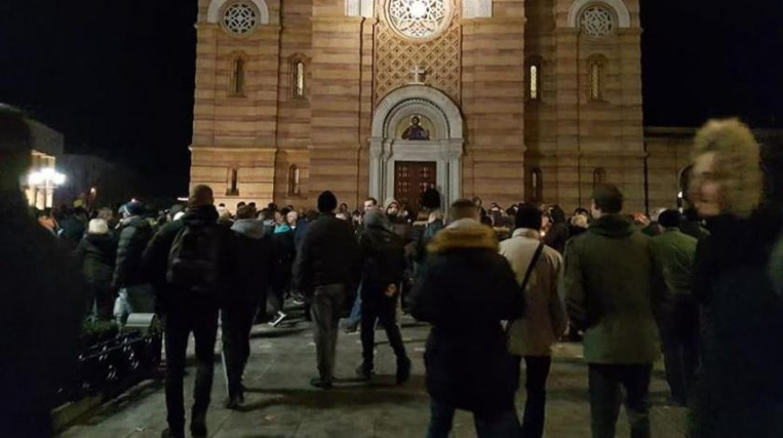 Policija motri paljenje svijeća