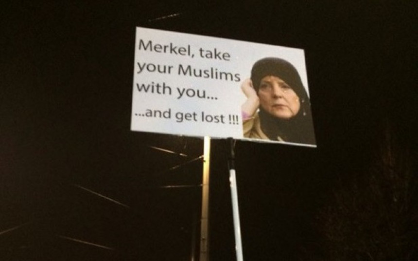 Na leš svinje stavil natpis 'mama Merkel'
