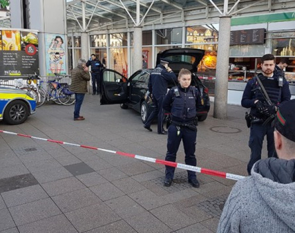 Vozač autom uletio među pješake