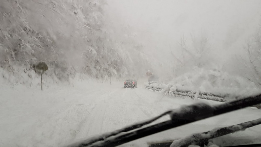 Širom BiH snijeg blokira saobraćaj 