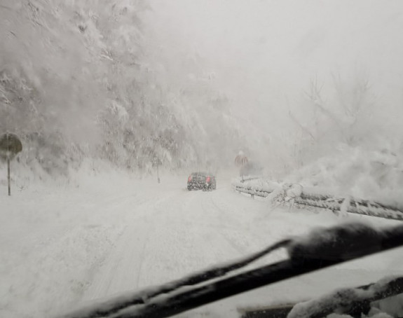 Širom BiH snijeg blokira saobraćaj 