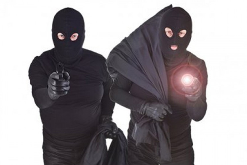 Policajci pali zbog pljačke