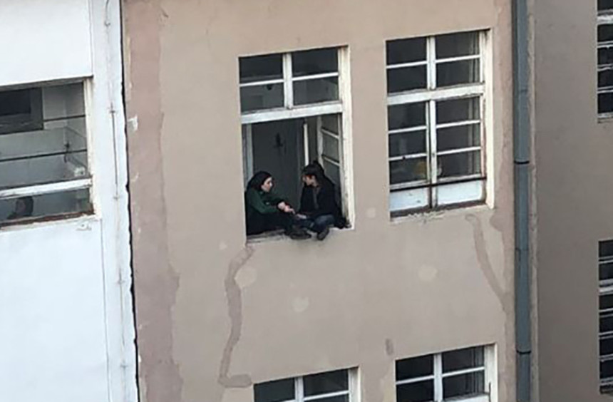 Rizično ćaskanje na prozoru škole