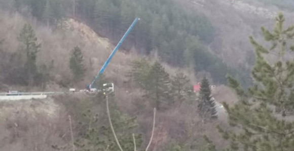 Kamion sletio s puta u provaliju