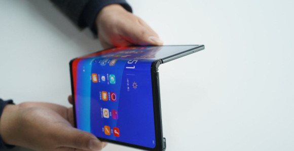 „Huavej“ i zvanično predstavio novi savitljivi pametni telefon