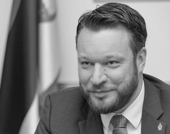"Татице, кажу да си отишао на пут"