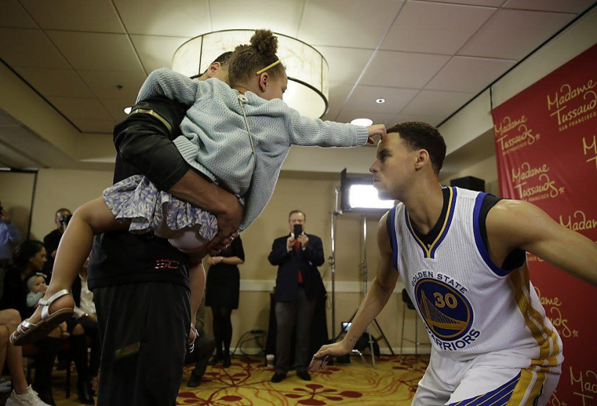 Stef Kari dobio voštanu figuru! Kćerkica Rajli oduševljena!