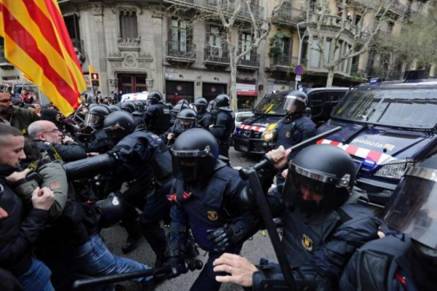 Sukob policije i demonstranata