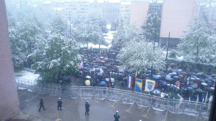 Хиљаде бораца испред зграде Владе ФБиХ