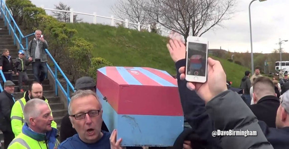 Video: Navijači Birmingema "sahranili" Aston Vilu!