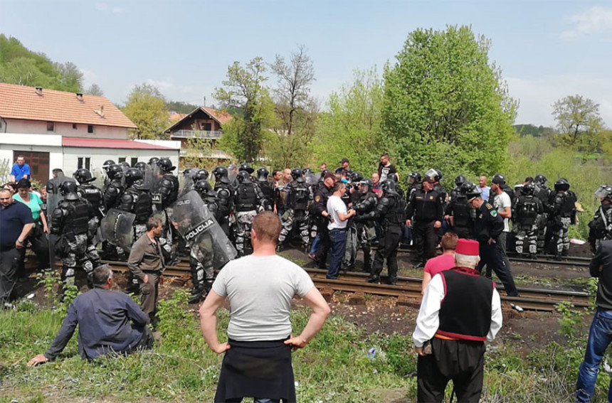 Policija uklanja radnike s pruge 