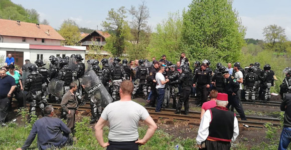 Policija uklanja radnike s pruge 