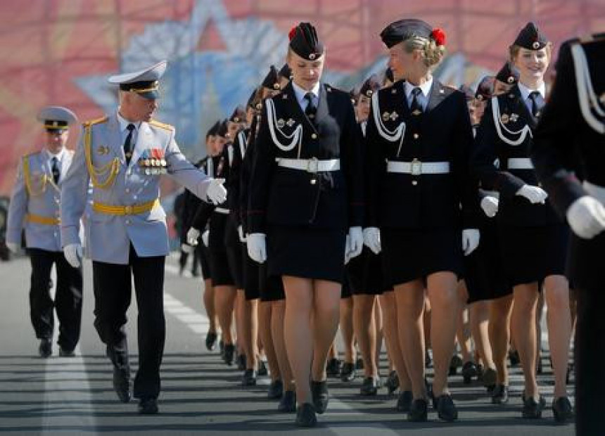 Uniforme u kojima marširaju žene