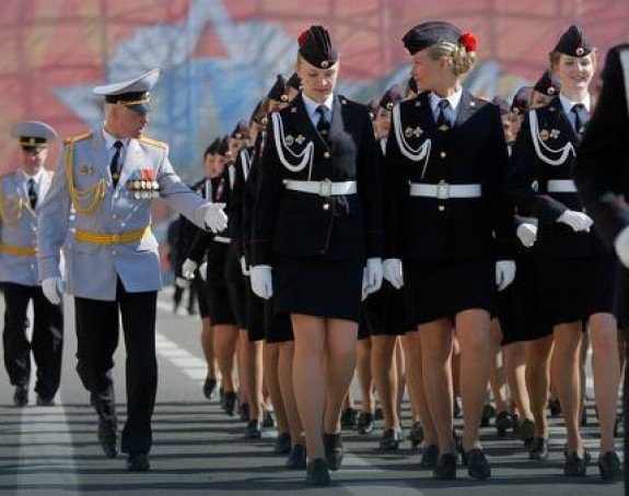 Uniforme u kojima marširaju žene