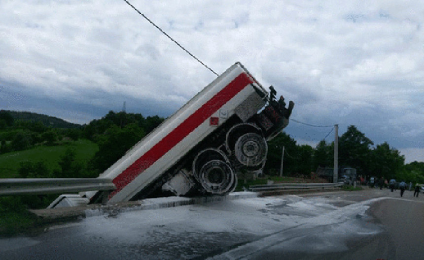 Cisterna sletjela vozač povrijeđen