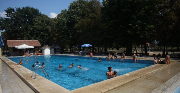 Krenuli na bazen, pa našli kofer pun para