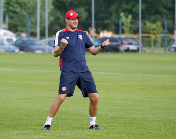 Lalatoviću, ne možeš da sjediš na dvije stolice!