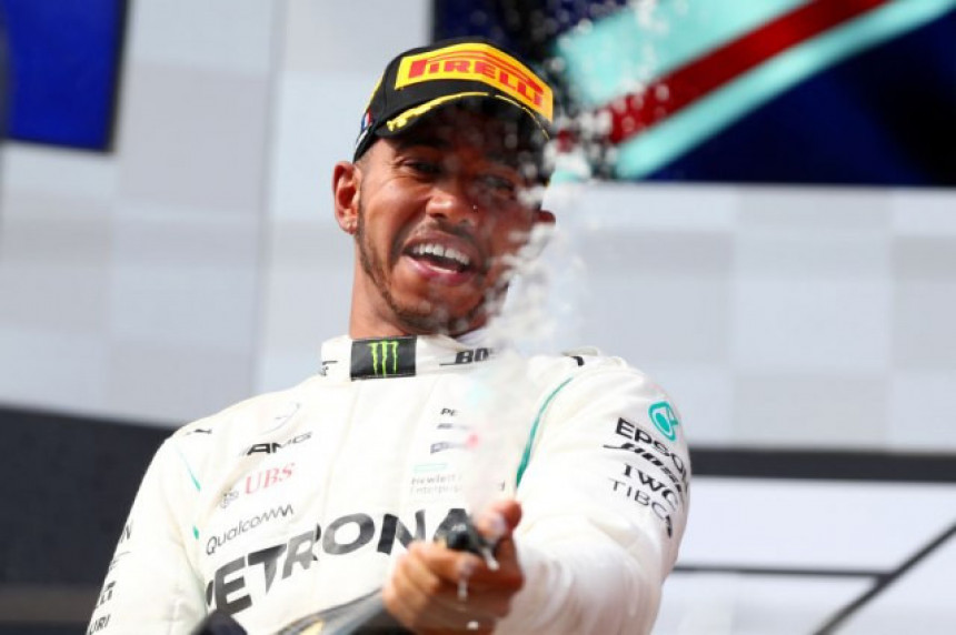 Hamilton: Mercedes pomjera granice!