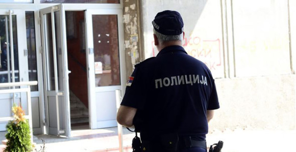Polila benzinom sebe i policajce
