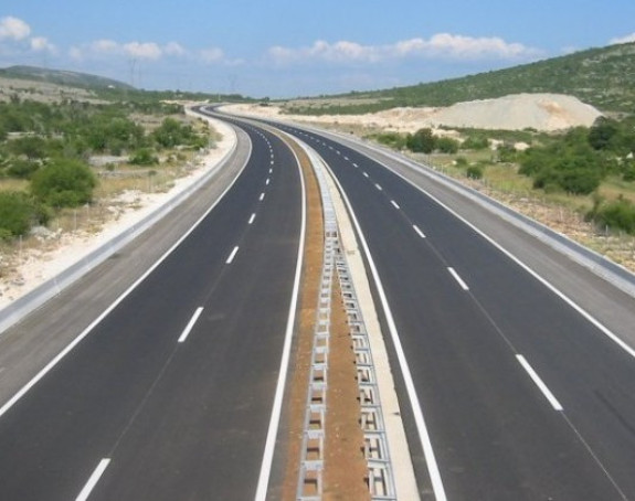 I pored akciza RS gradi kreditima!