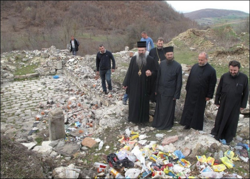 Вандализам: Светиња поново сметлиште