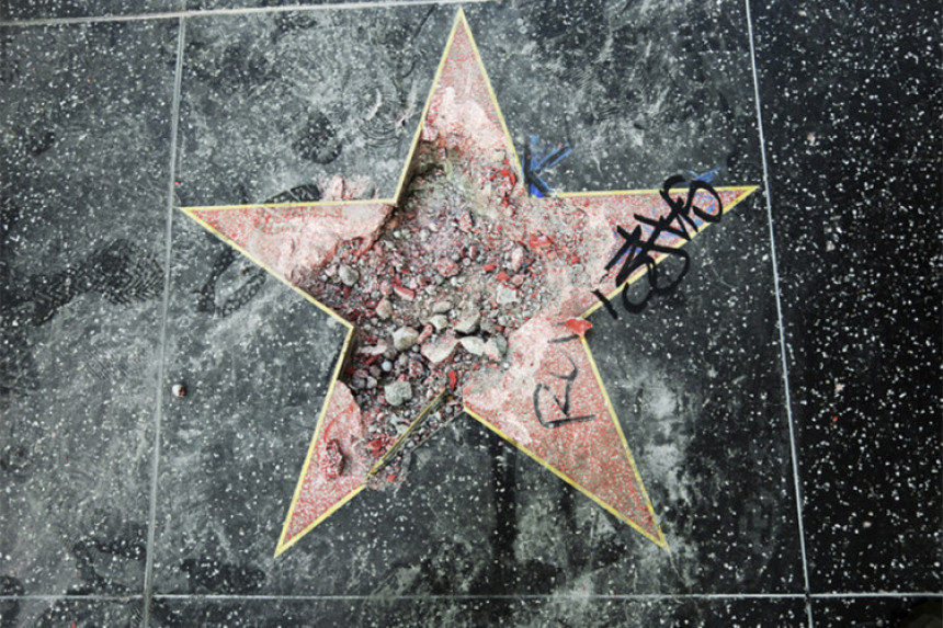 Trampova zvijezda oštećena pijukom