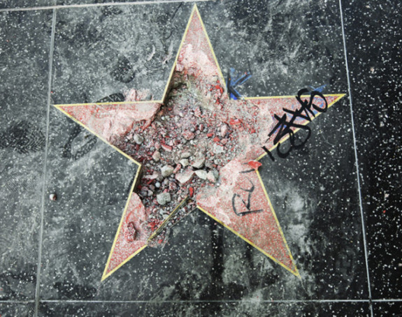 Trampova zvijezda oštećena pijukom