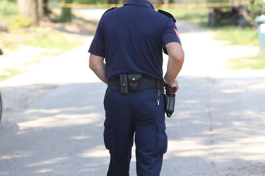 U Palama bačena bomba na auto