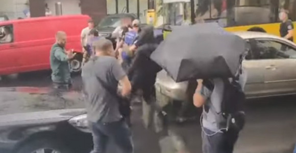 Хаос: Скочио на ауто Порошенка