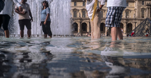 Париз "гори" на 41 степен Целзијуса