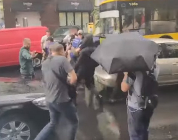 Хаос: Скочио на ауто Порошенка