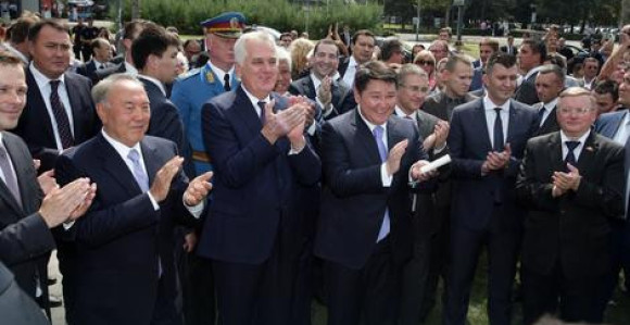 Kazahstanci i Nikolić pjevaju "Luckasta si ti"