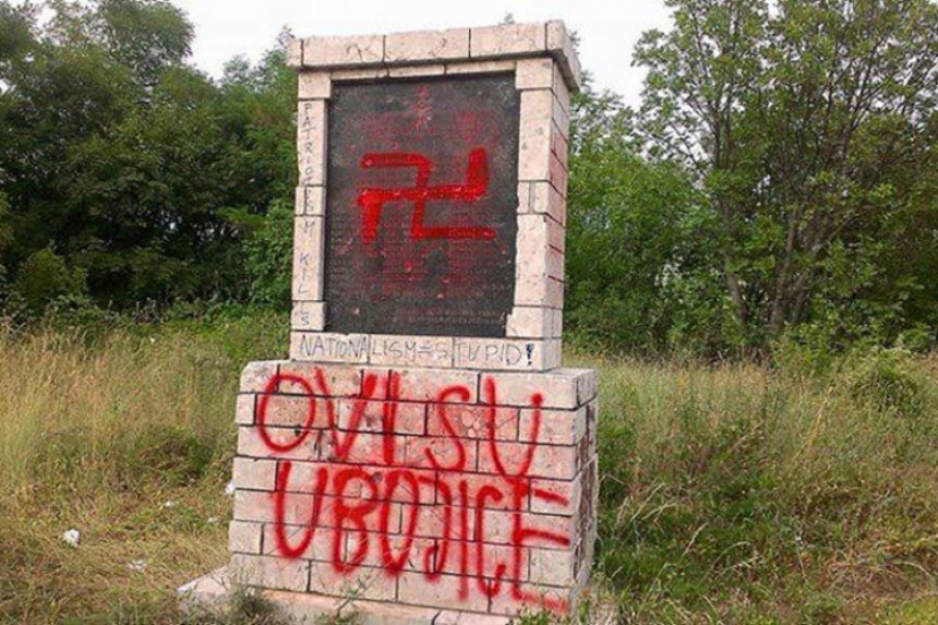 Kukasti krst na spomen ploči