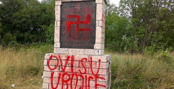 Kukasti krst na spomen ploči