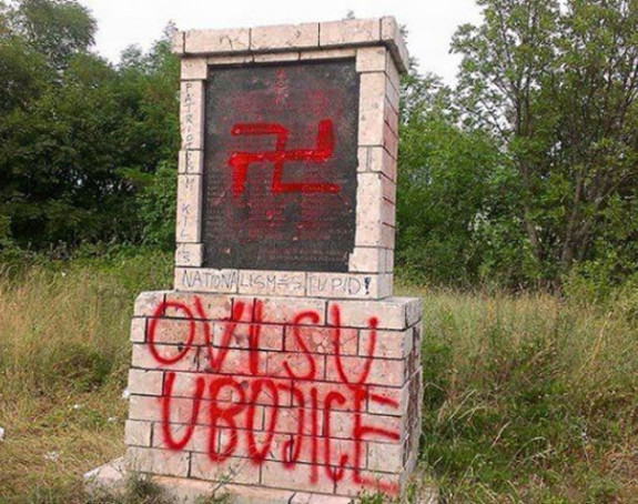 Kukasti krst na spomen ploči